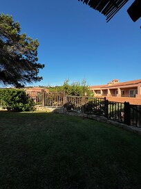 Primeiro quarto com “vista para piscina”.