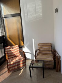 To read and listen to the birds in the morning