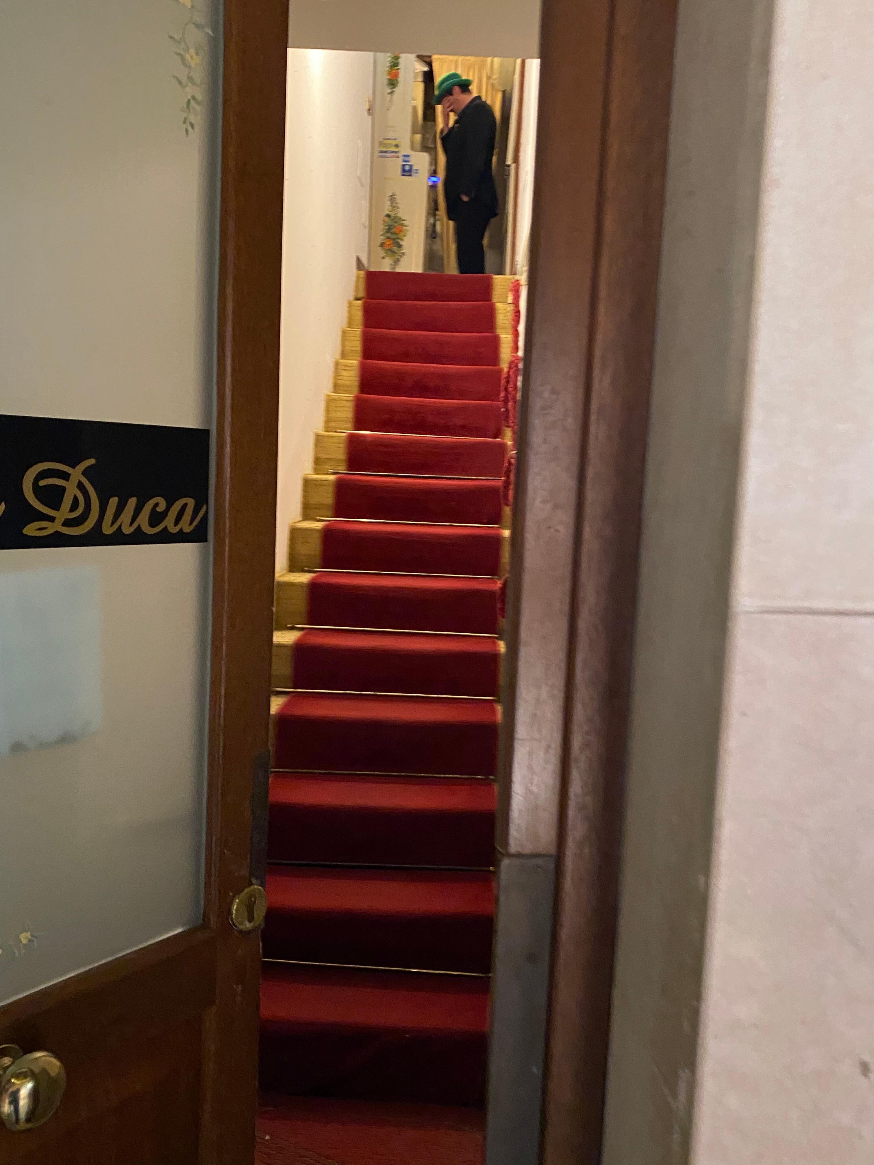 Bisogna citofonare e aspettare che la persona arrivi da fuori ,si è completamente abbandonati a se stessi , nessun servizio !