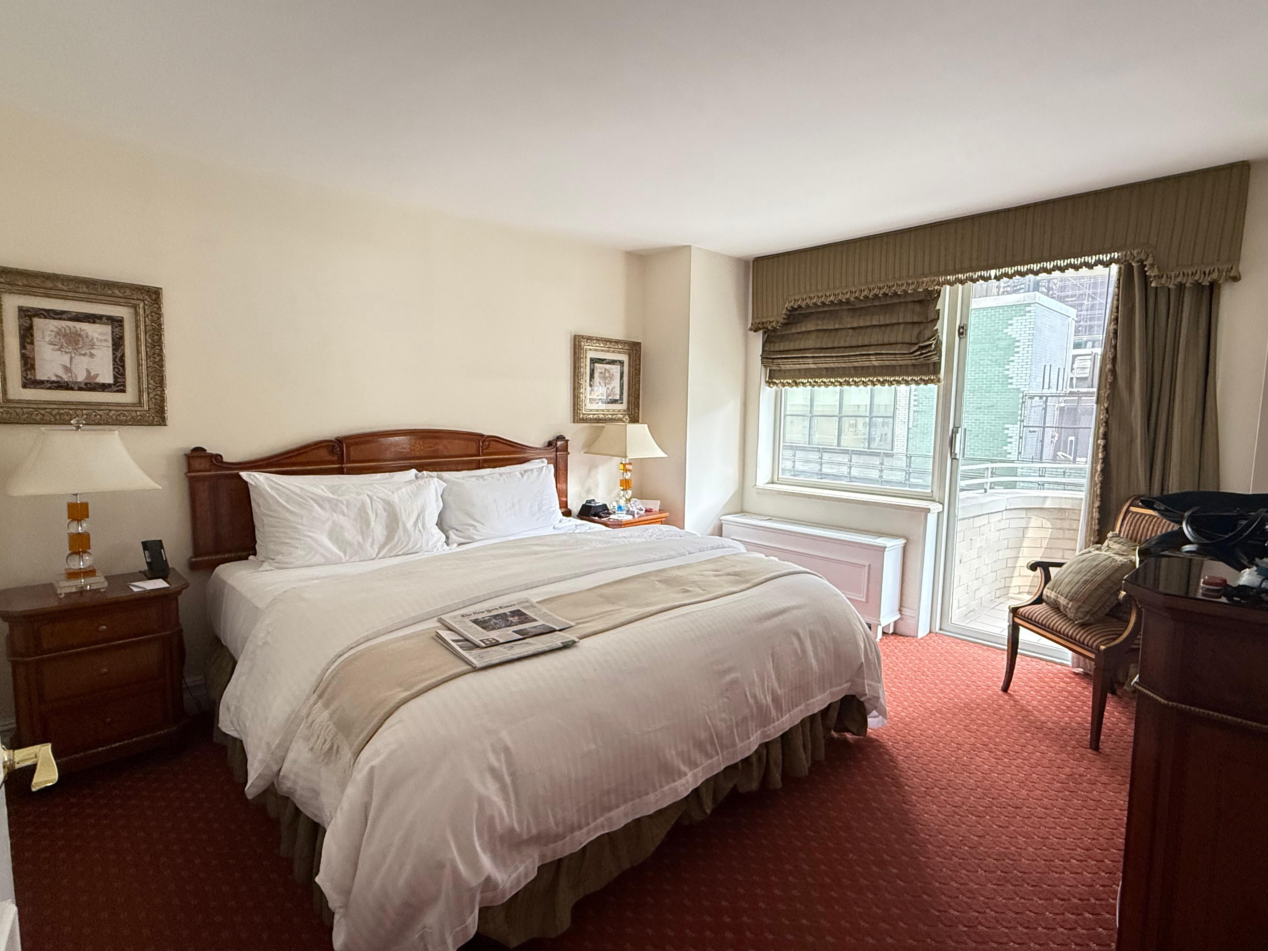 Wonderful bed with separate remotes for each side to raise the head or feet. Large screen TV. Bathroom with large tub/shower and double sinks. 