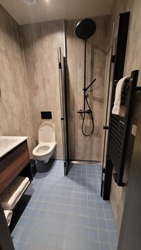 Decent bathroom but poor lighting for shaving.