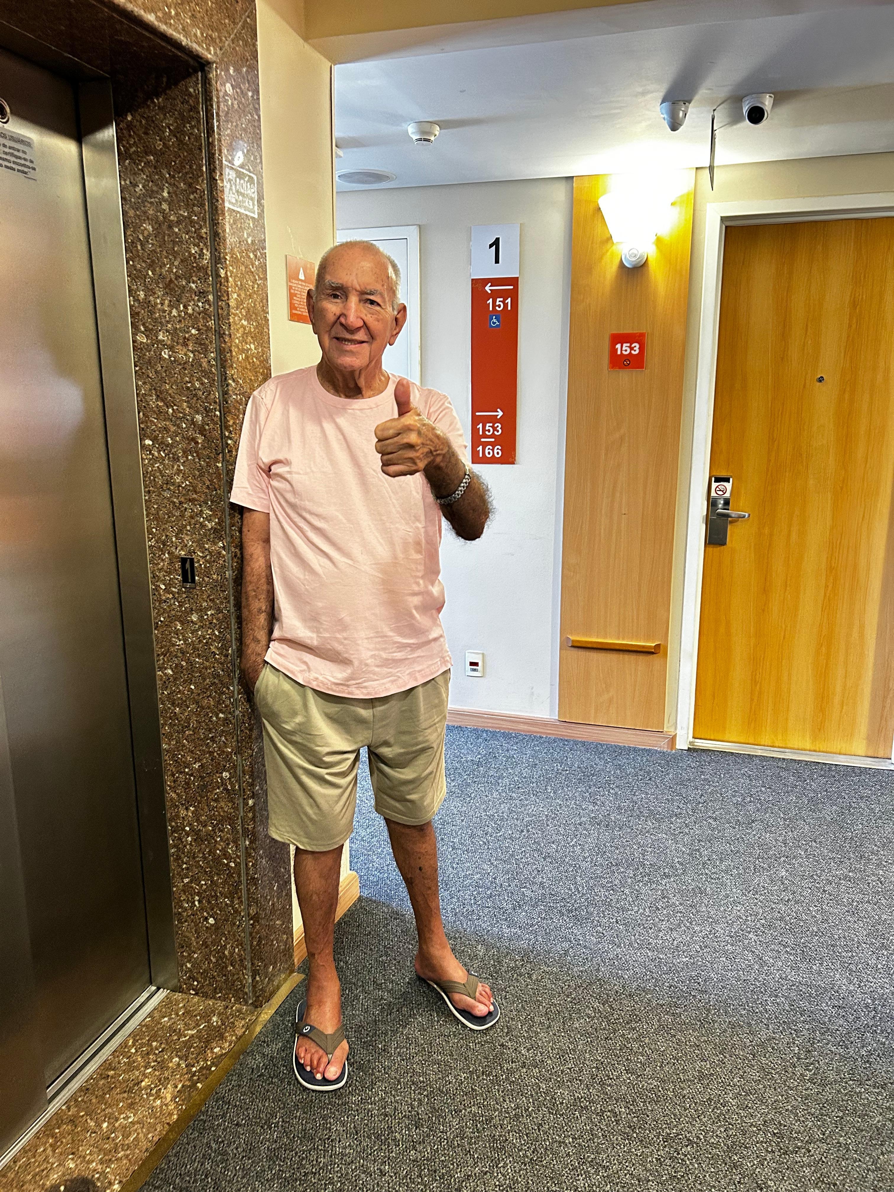 Corredor próximo ao elevador.