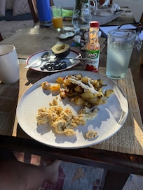 Amazing breakfast every morning with fresh brewed coffee (they supplied)