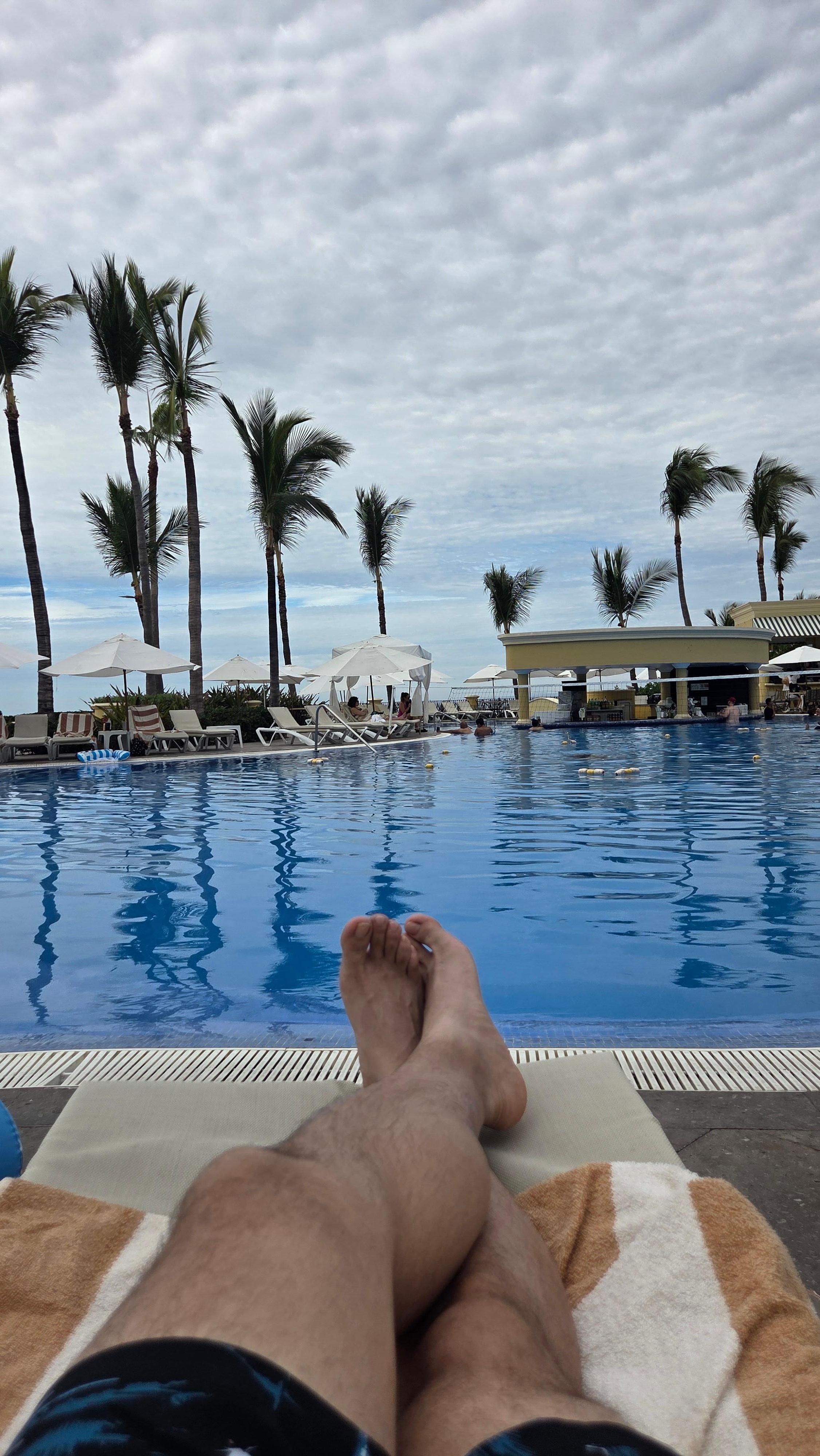 Descansando junto a la alberca