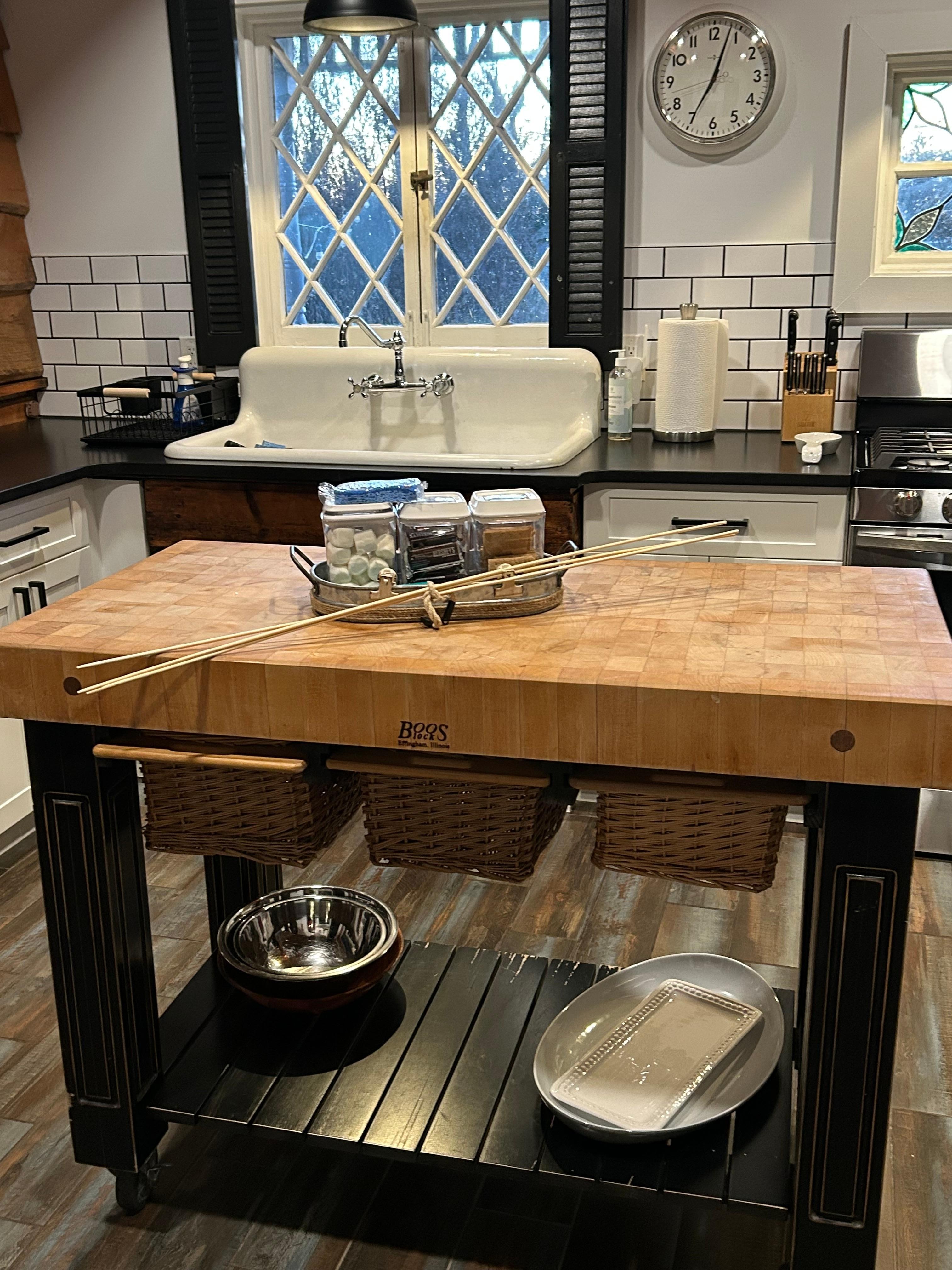 Rustic farmhouse decor themed kitchen