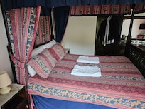 Four poster bed in Room 1