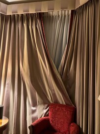 The non closing curtains