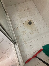 Zustand nach Beseitigung des Wasserschadens. Da keine Reinigungshilfe kam, musste ich selbst alles reinigen.