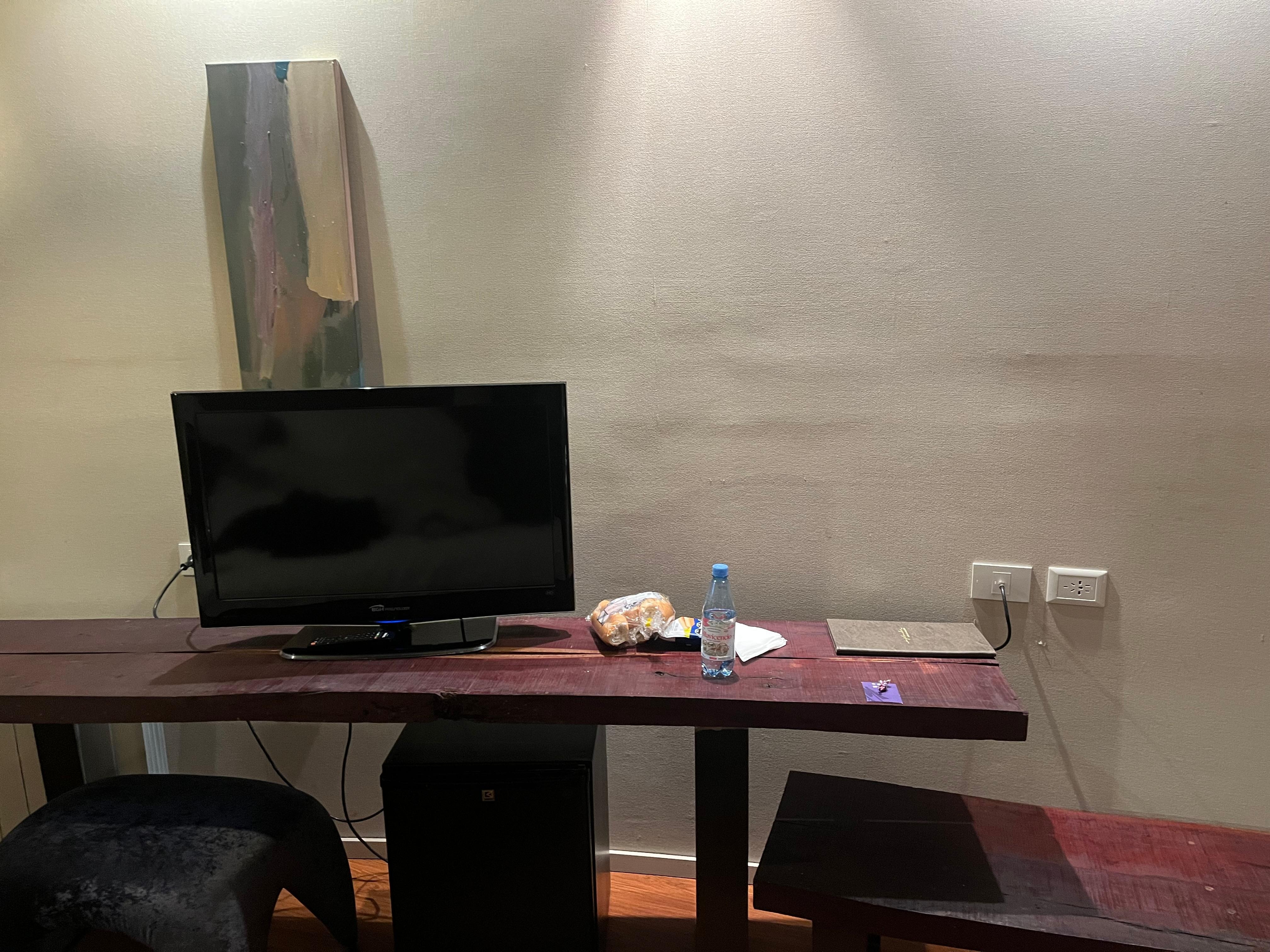 Parede de madeira forrada com tecido rústico 