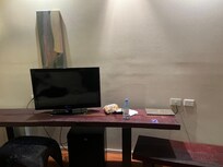 Parede de madeira forrada com tecido rústico