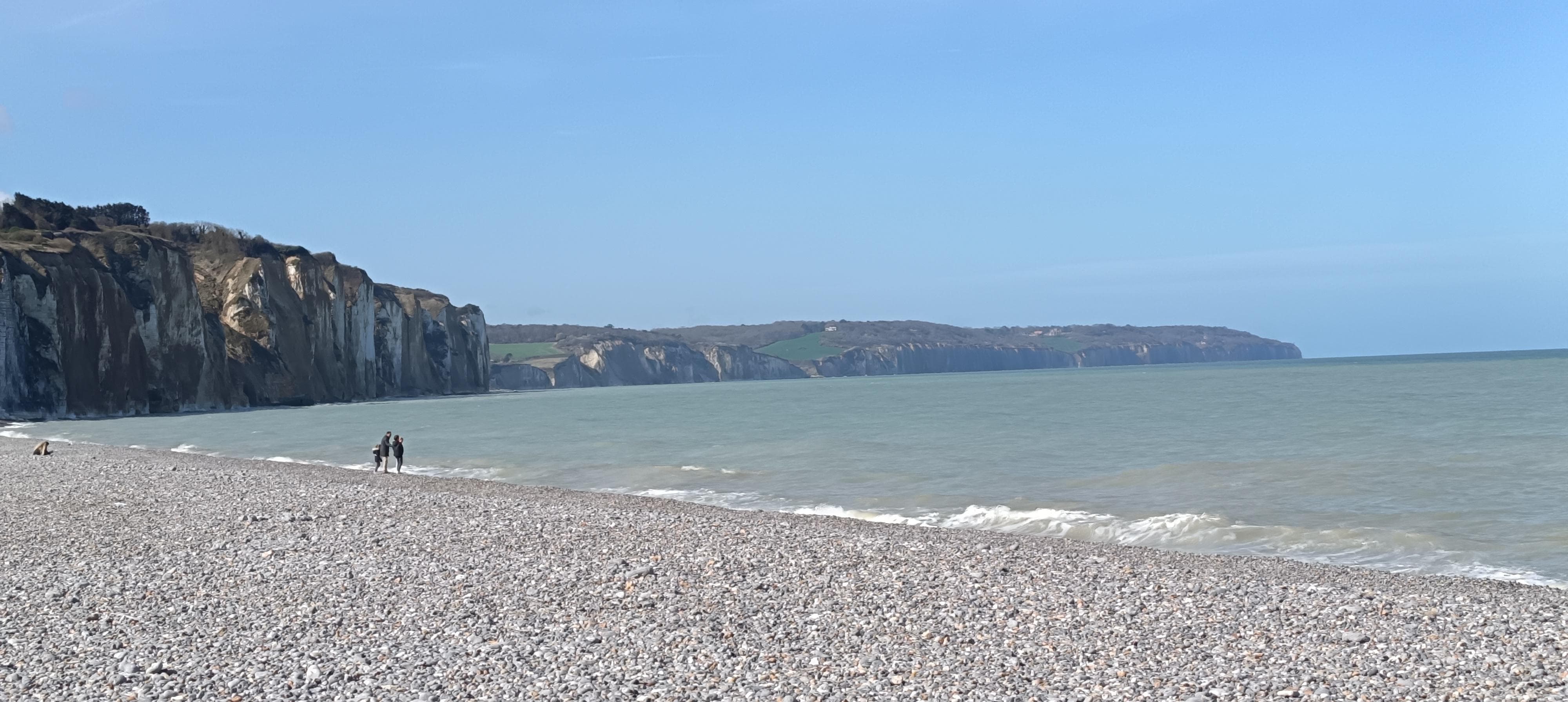 Les falaises depuis la plage de galets