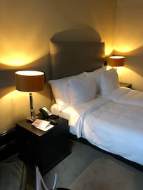 Het ziet er prachtig uit. Toch had ik wel wat moeite met ontdekken hoe alles werkt en met het gedempte licht.