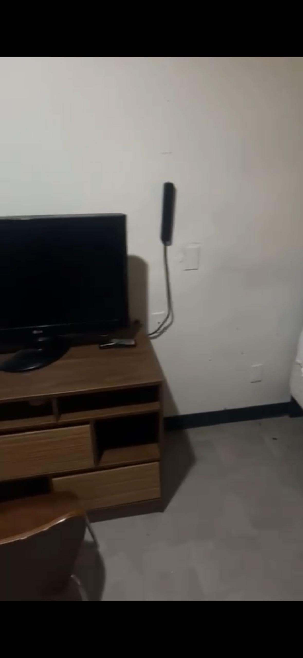 El piso lleno de tierra y cigarrillos 
