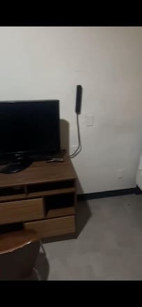 El piso lleno de tierra y cigarrillos