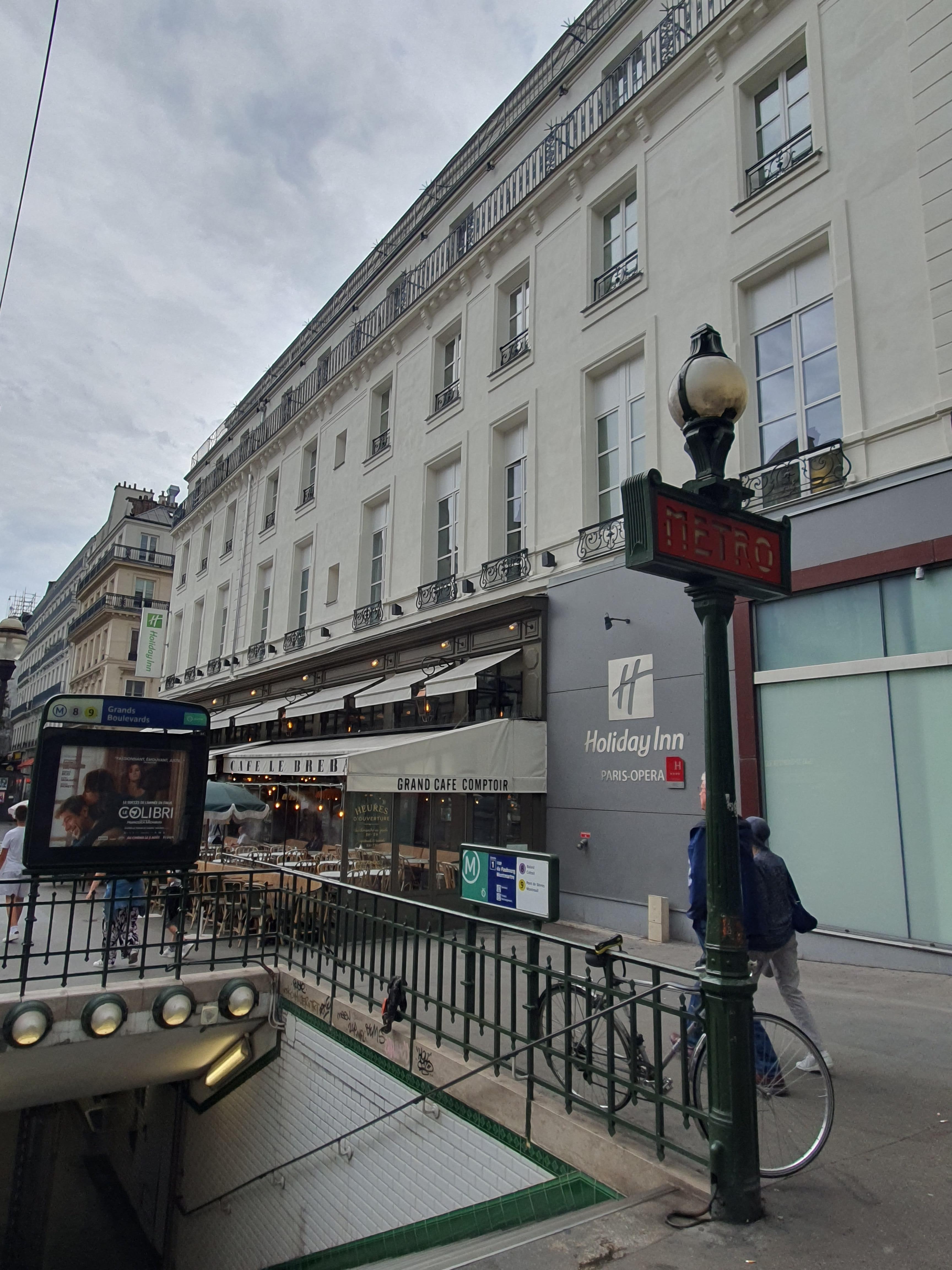 호텔 입구 바로 앞 metro 출입구. 