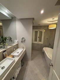 Badezimmer im Poolzimmer