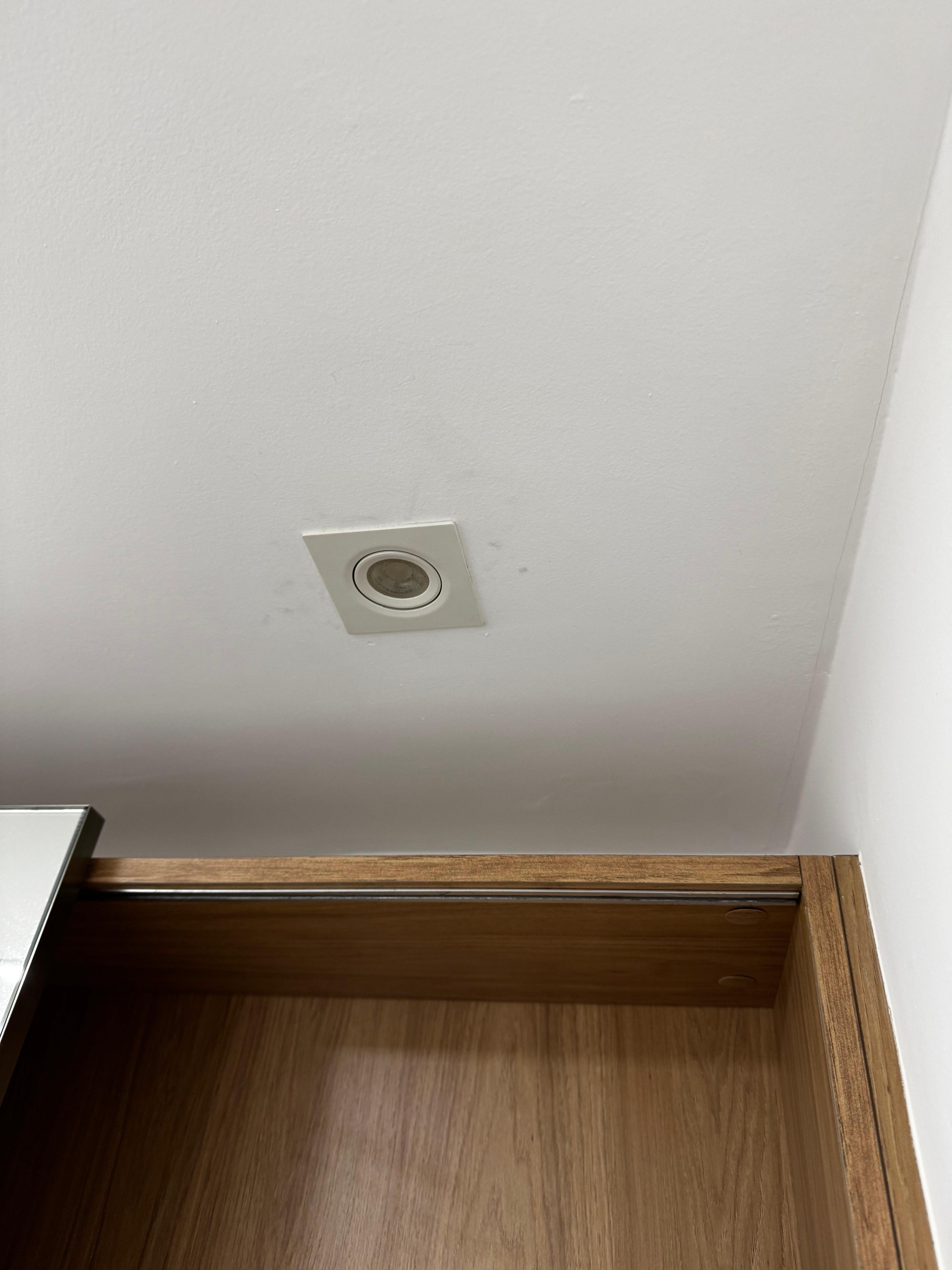 Várias lâmpadas queimadas ( e por favor usem lâmpadas de cor quente ( as brancas para um quarto são terríveis )