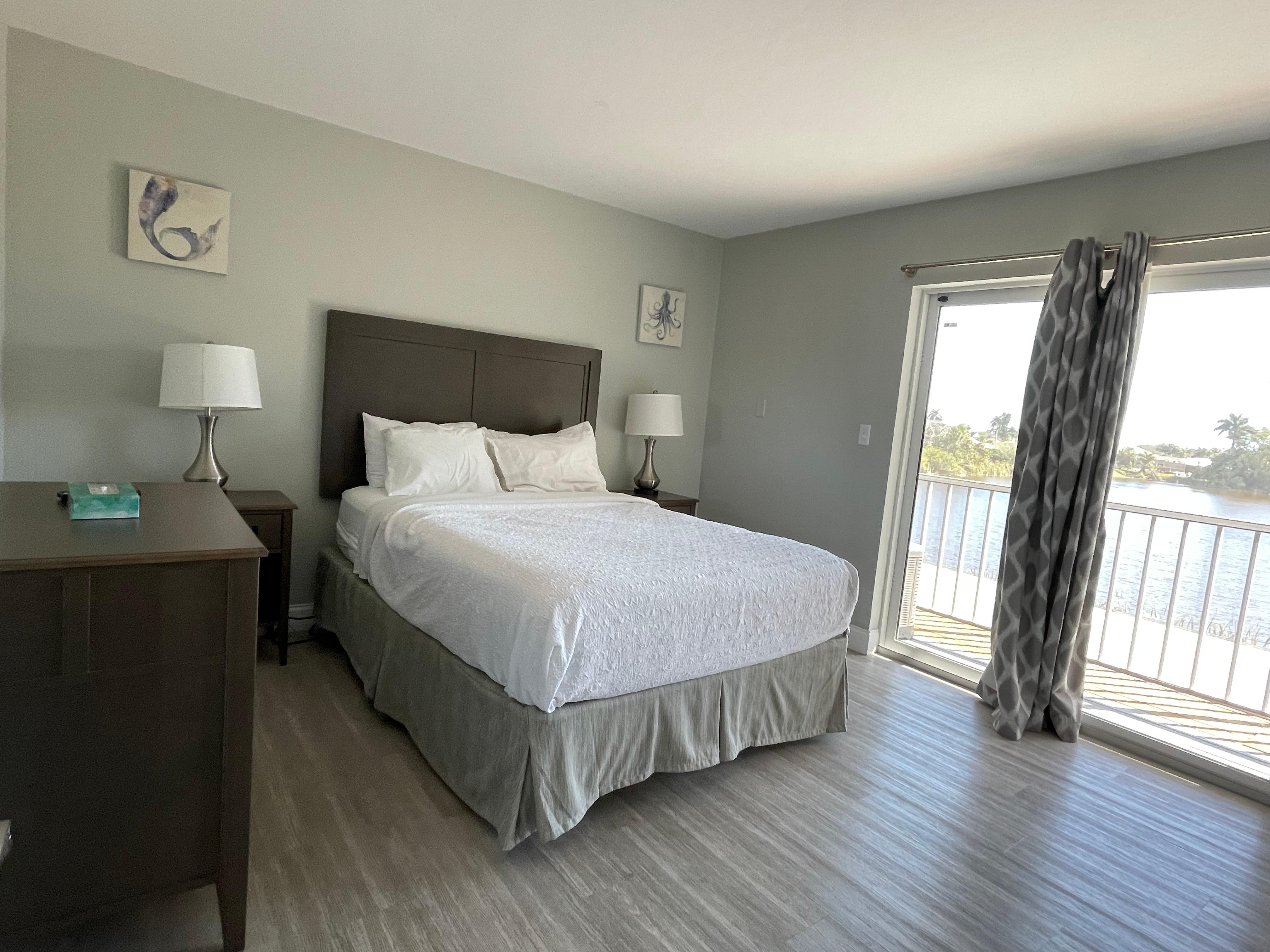 Bedroom with balcony overlooking the small lake