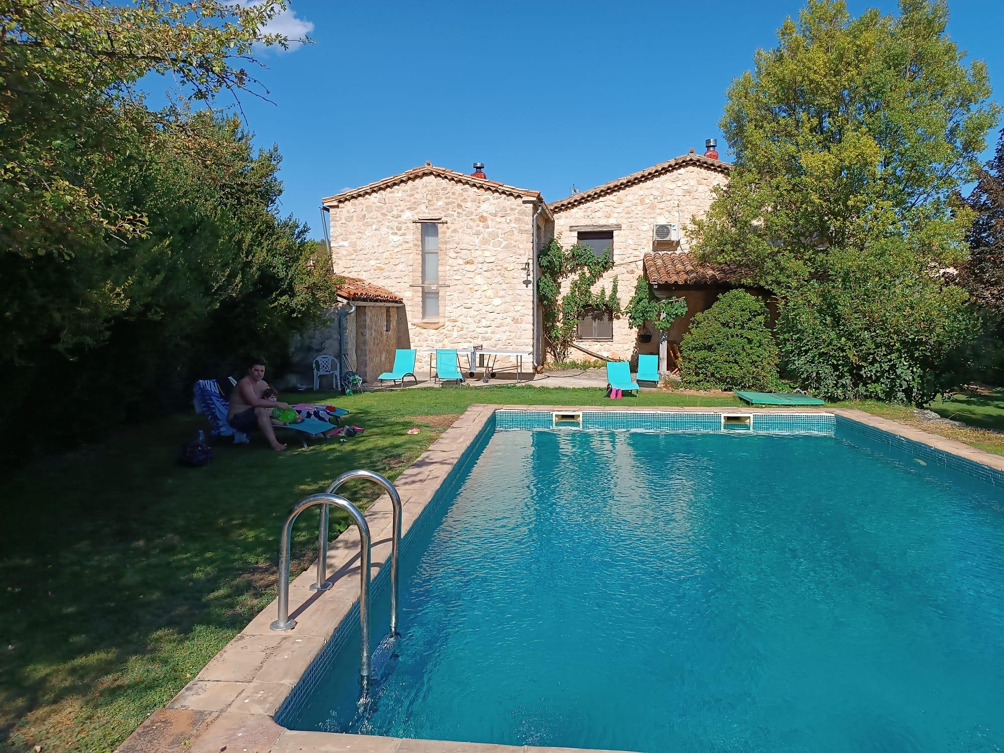 Piscina y jardin