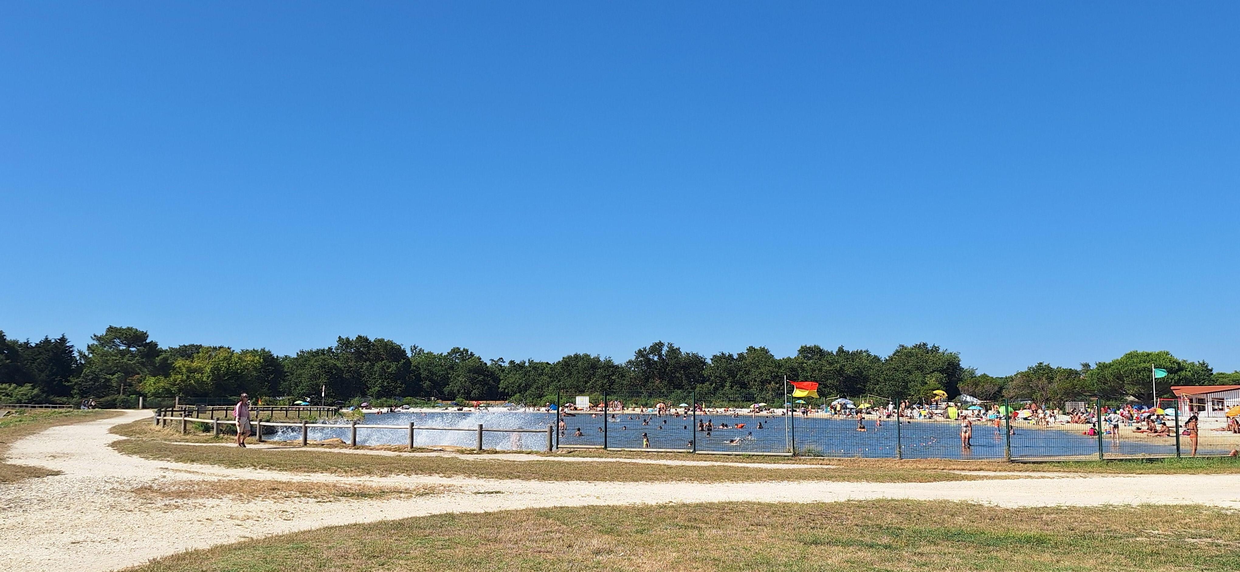Piscine aménagée près du bassin