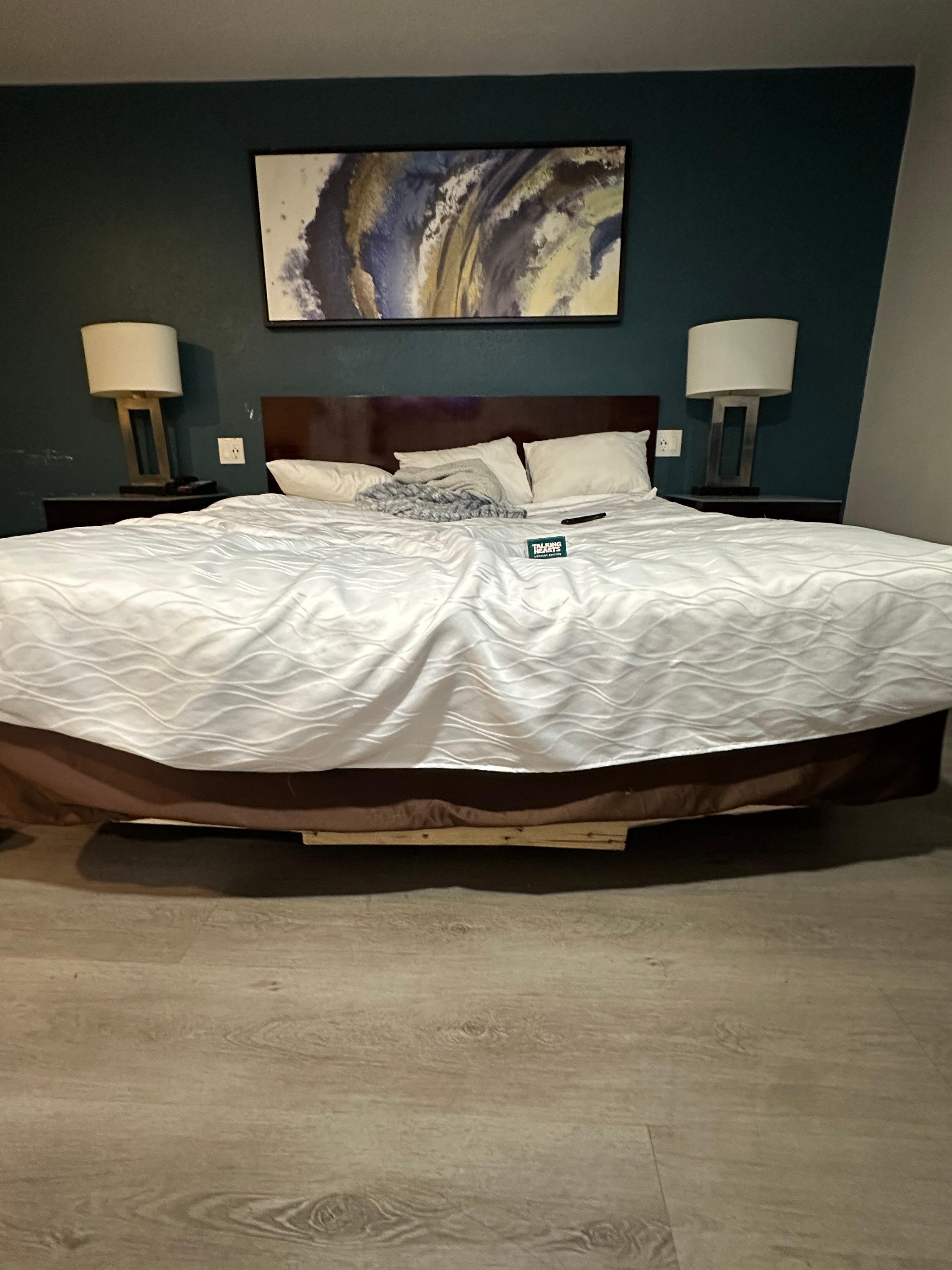 Look at the bed 😭😭