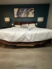 Look at the bed 😭😭