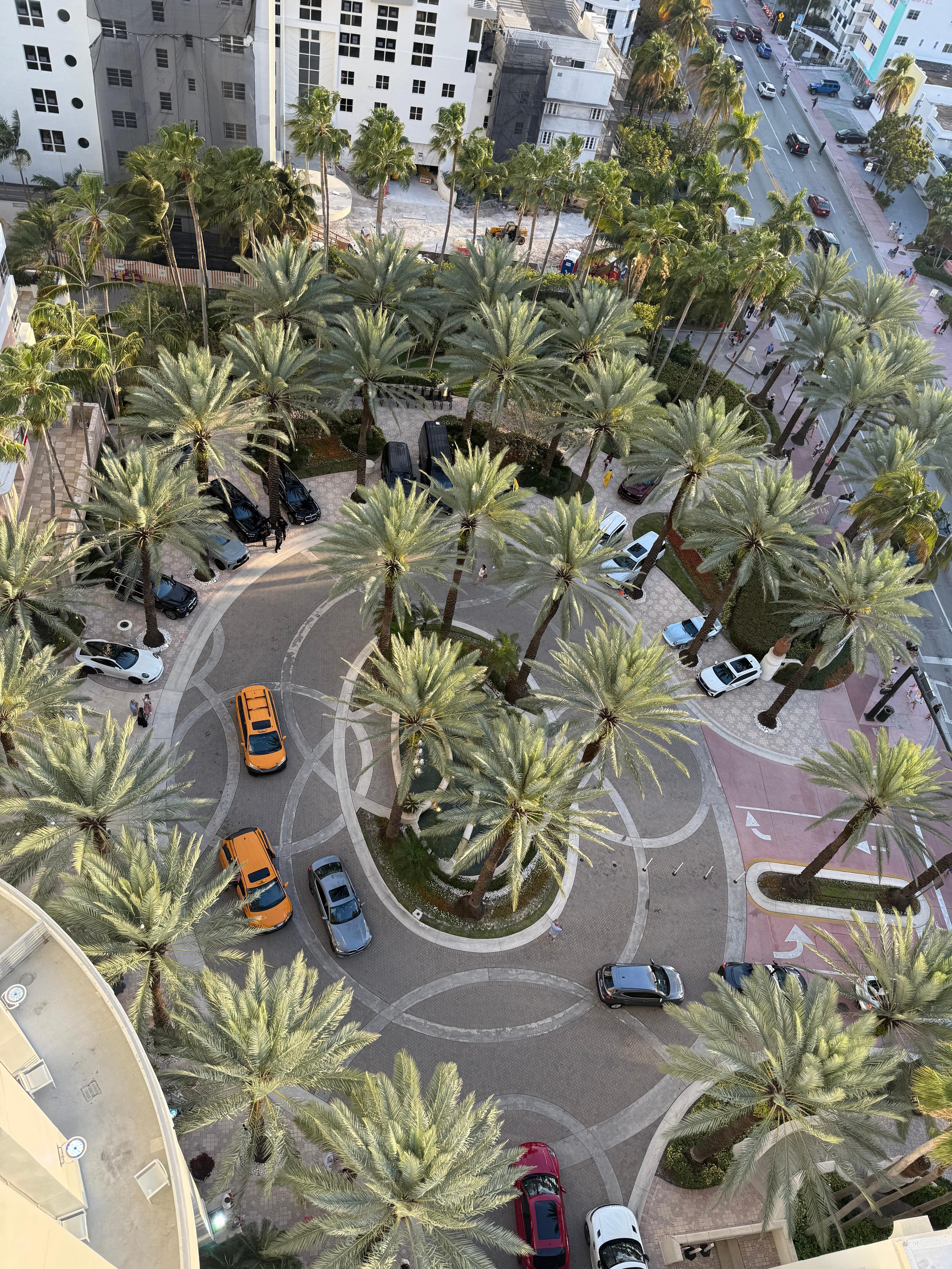 Valet circle from balcony