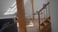 kamer, rechts trap naar dakterras