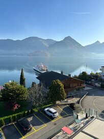 Vista do quarto com vista para o lago.