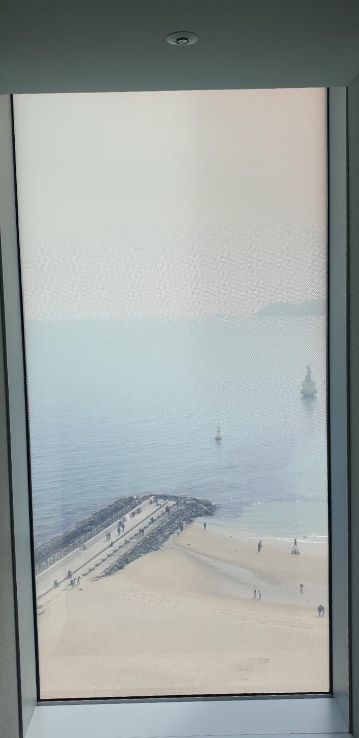 객실복도 지나는 중 차경