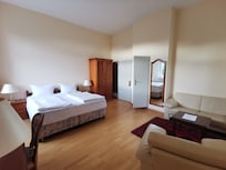 Die Zimmer Ausstattung war relativ einfach, aber nicht schlecht. Bett war bequem.