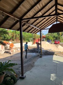 TRABALHADORES DA OBRA CIRCULANDO ENTRE OS HÓSPEDES.