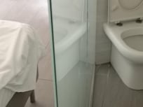 Water e letto senza porta che li separa e ad appena 1 metro..