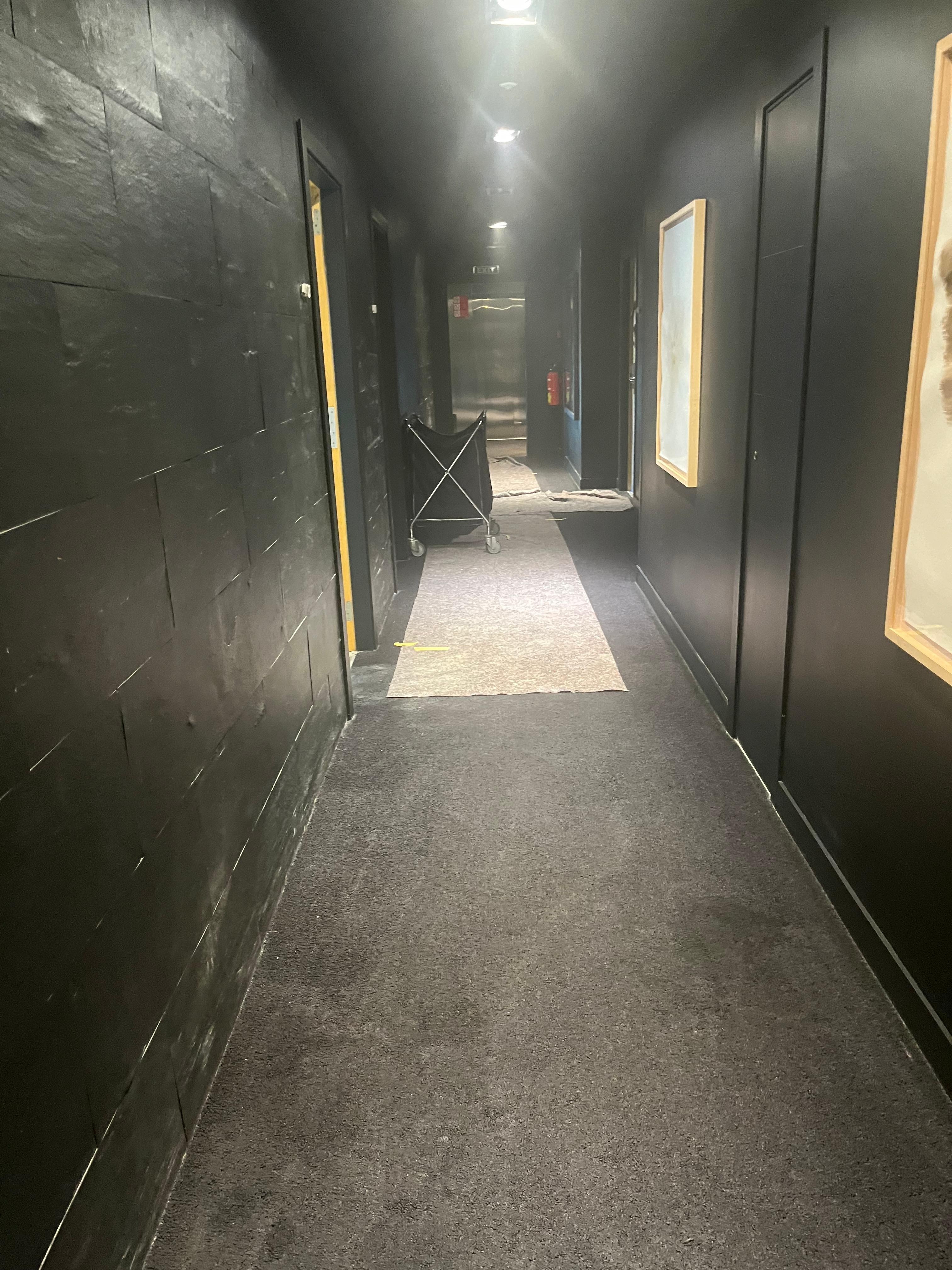 Korridoren utenfor hotellrommet etter at vi hadde betalt for oppgradering 