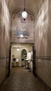 Très bel hôtel de style portugais avec décoration de carreaux céramique bleus et blancs