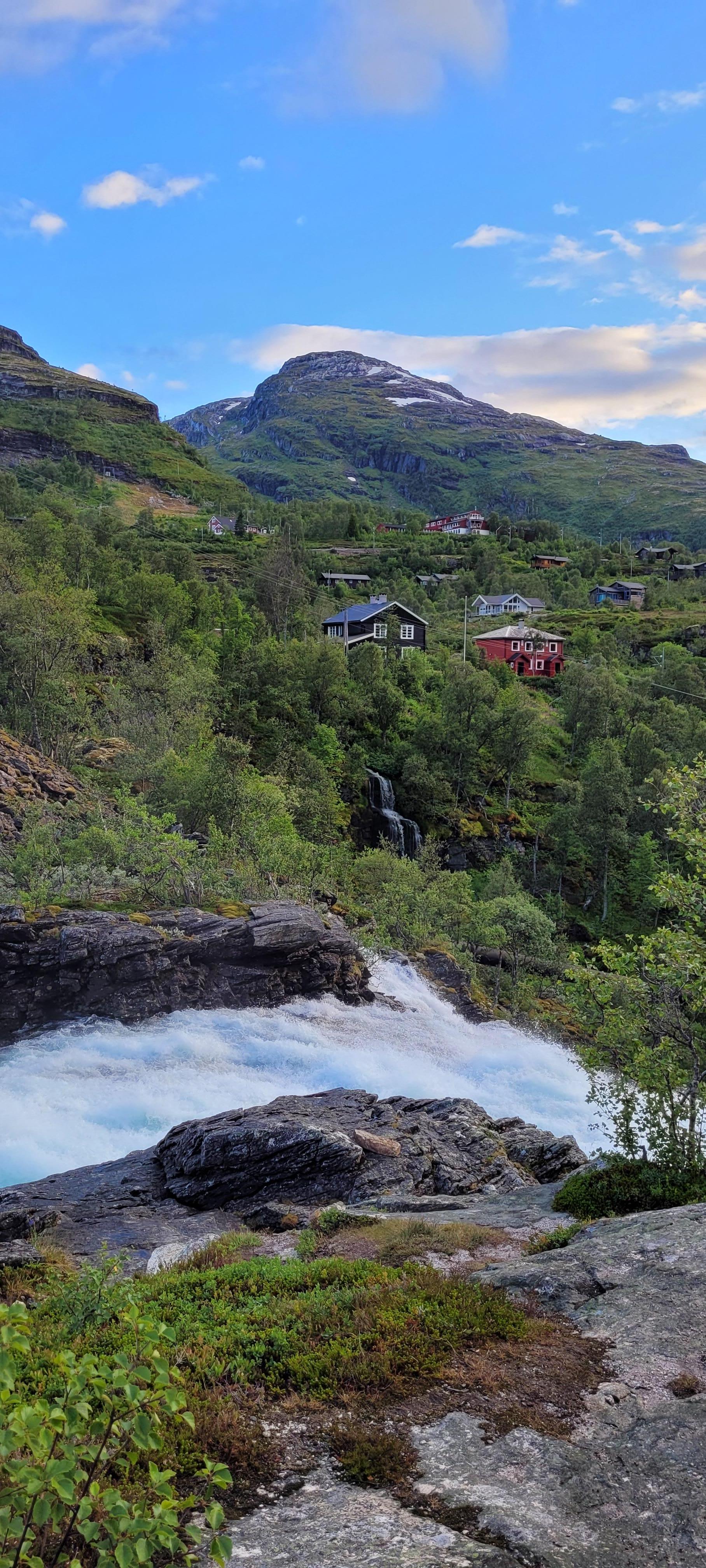 Vy till hotel från vattenfall 