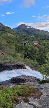 Vy till hotel från vattenfall