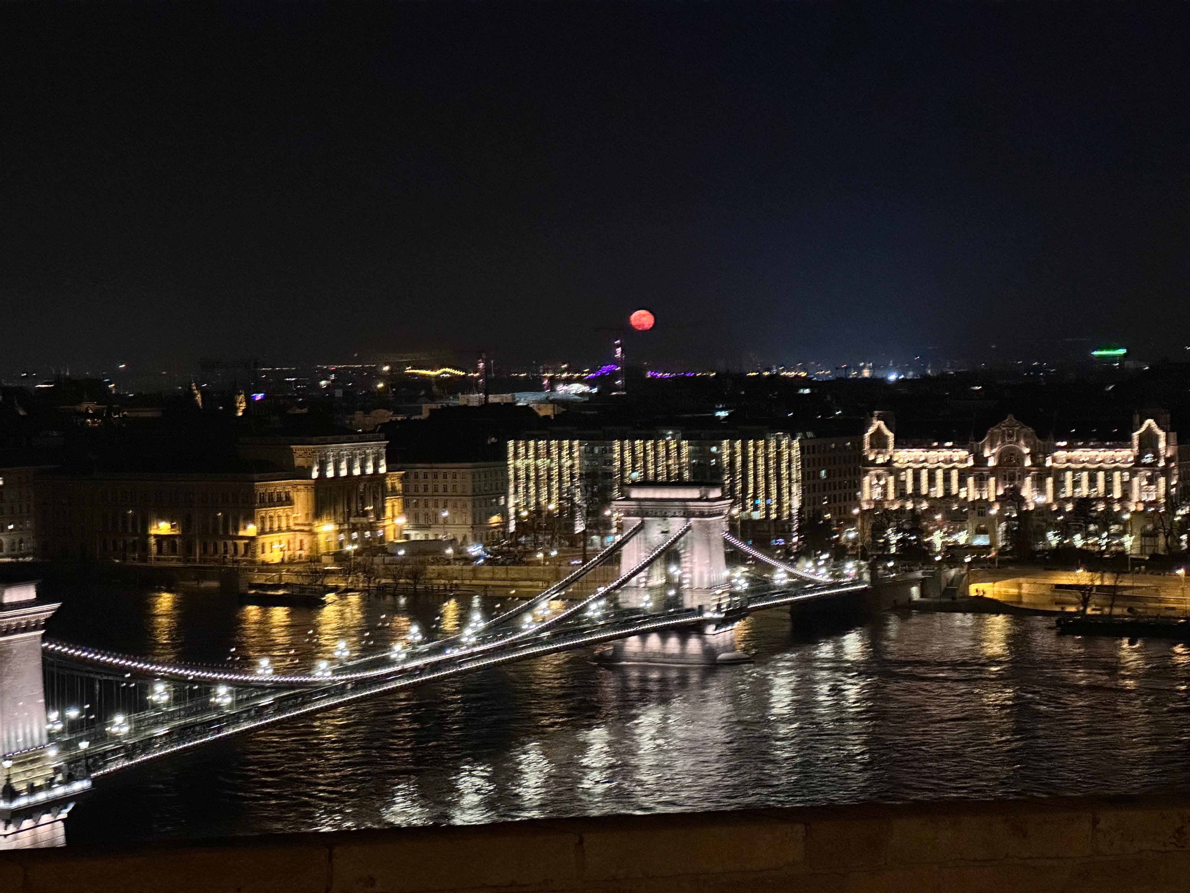 Pont qui mène au château Buda