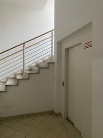 Dirty smelly hallway/elevator