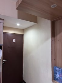 No hanger , no available power socket , no kettle , no hair dryer … I am afraid I wouldn’t use this place anymore. The title of the hotel o is a misinterpretation