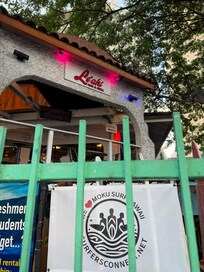 Best little restaurant open early and late. You can rent boards here l