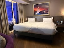 Ult genis asiri konforlu yatagimiz vardi.