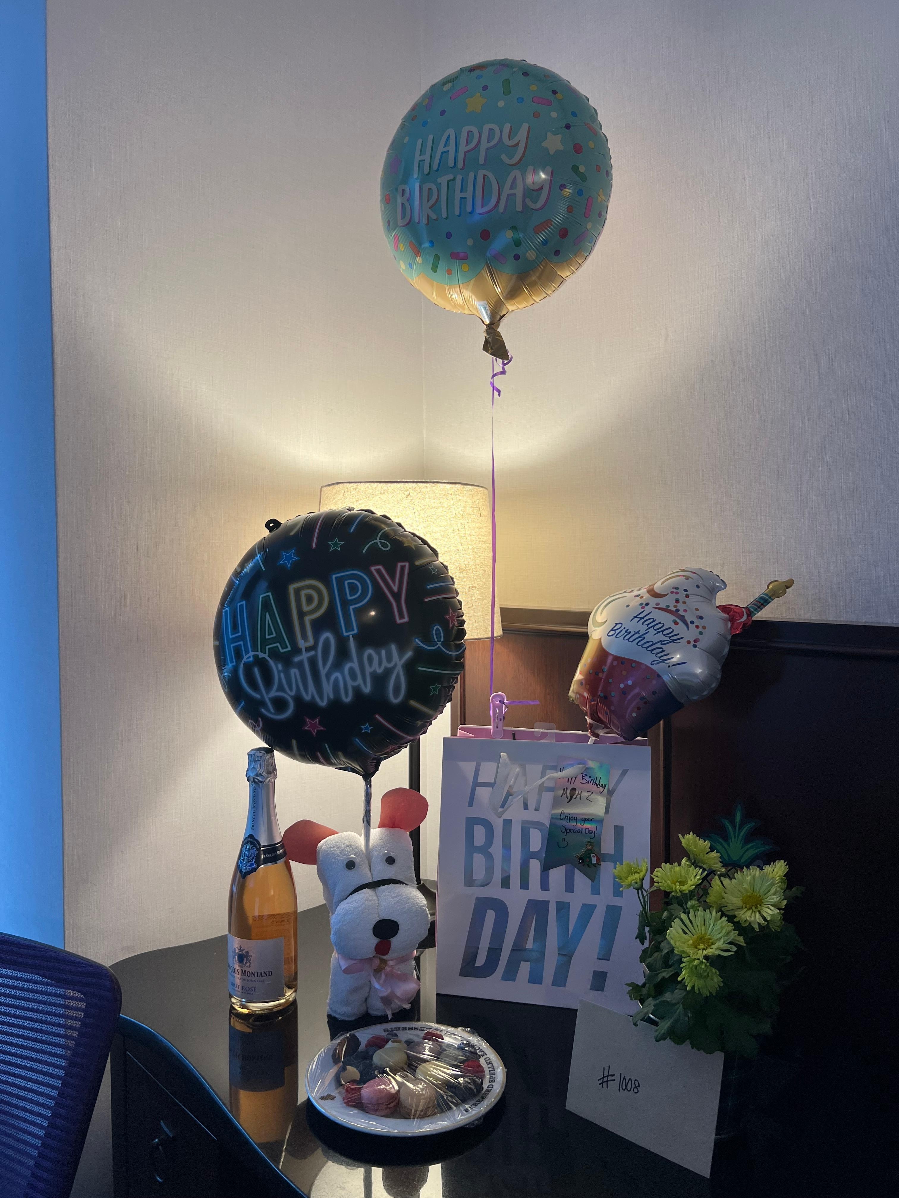 Some bday goodies along with our own!! Wonderful welcome!🍍