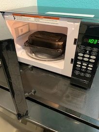 Horno de microondas usado y con comida (yo no como eso porque soy vegana)