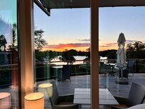 Solnedgangen sett fra bordet i restauranten
