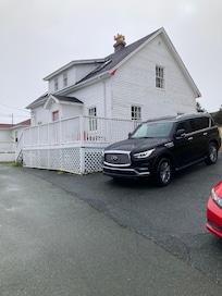 Good parking space and easy access to downtown through Uber or taxi. Just 10 minute drive to town