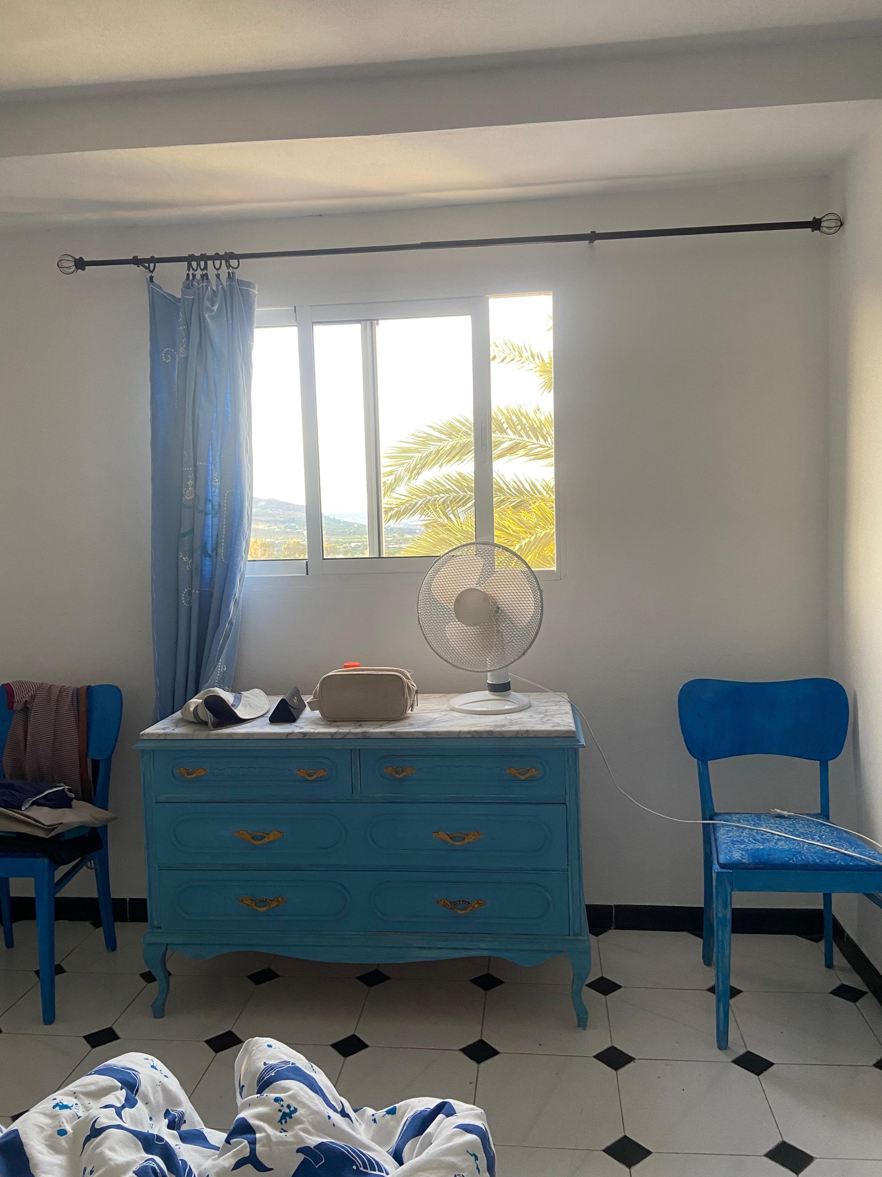 Bedroom with view but difficult door handle