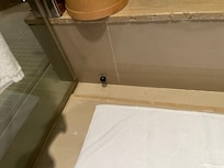 シャワー室から続く溝