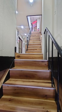 受付脇の階段を昇って三階が客室へ。二階は住人がいる模様。