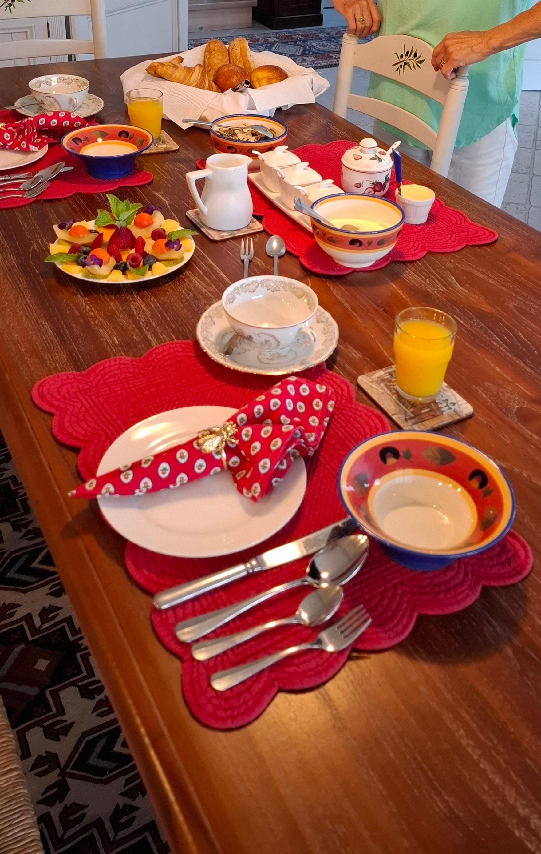 Superb breakfast.  Home made yoghurt, jam, & French pastries.  Delicious!